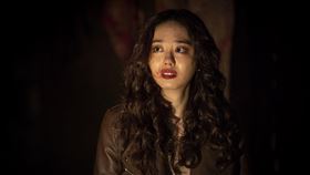 002【鬼門】劇照_金素慧再戰鬼片，飾演想發大財去拍攝恐怖影像的大學生。（圖／采昌提供）