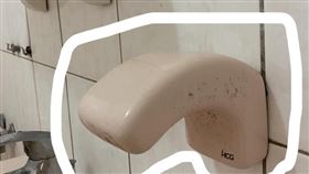 原PO在家發現浴室有一個粉色圓弧形「扶手」。（圖／翻攝自臉書社團「裝潢DIY研究室」）