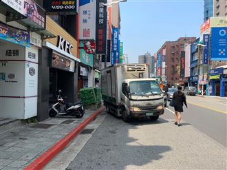 新／光華商場周邊停電　貨車撞變電箱