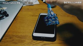 一指捏出螢幕桌布　他秀「3D魔法」