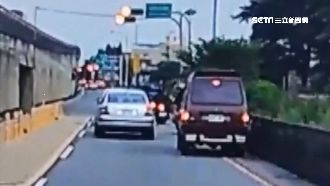 踩煞車沒反應　小貨車路口追撞4機車