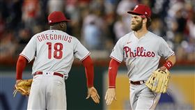 ▲哈波（Bryce Harper）右外野長傳阻殺本壘。（圖／美聯社／達志影像）