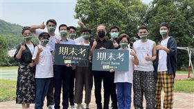 「期末考」劇組演員重返拍攝地電影「期末考」劇組18日相隔3年重返拍攝地高雄阿蓮國小峰山分校，演員楊小黎（左起）、陸弈靜、吳宏修、阿蓮國小校長蘇聰榮、演員藍葦華、導演郭珍弟、高雄市副市長史哲、演員陳淑芳（前右3）、邱志宇（前右2）、夏騰宏（前右）等出席分享拍攝花絮。（海鵬影業提供）中央社記者王心妤傳真  110年8月18日