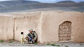 軍官 小孩https://www.flickr.com/photos/soldiersmediacenter/6992766462/in/photolist-bDVKR1-aabvcE-aabv9b-YtQoh-dQJ88a-2Jtcxe-NNUMD-bF5YBL-LtB3L-oQ464c-dQPHgy-dQPHoq-dQJ6sB-4rv5Fg-2NBt9C-45moJG-dQJ5rF-ML4Gs