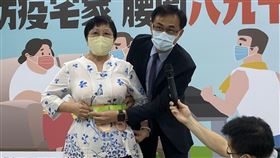 62歲的江雪青（左）女士，年輕時忙於工作又飲食不正常，胖到出現三高，經就醫後改善，今更展現出瘦成有成狀態。（圖／記者簡浩正攝影）