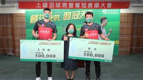 ▲台灣土地銀行董事長謝娟娟（中）頒獎給麟洋。。（圖／翻攝自土銀提供）