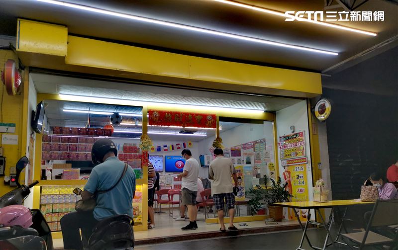 威力彩頭獎上看11.5億，不少民眾進出彩券行試手氣，命理專家楊登嵙提醒，先顧好聚財位。（示意圖／資料庫）