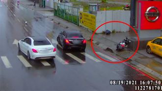 賓士迴轉撞直行機車　撞擊瞬間曝光