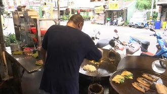 獨／鐵板炒飯炒出名　網：用生命炒飯
