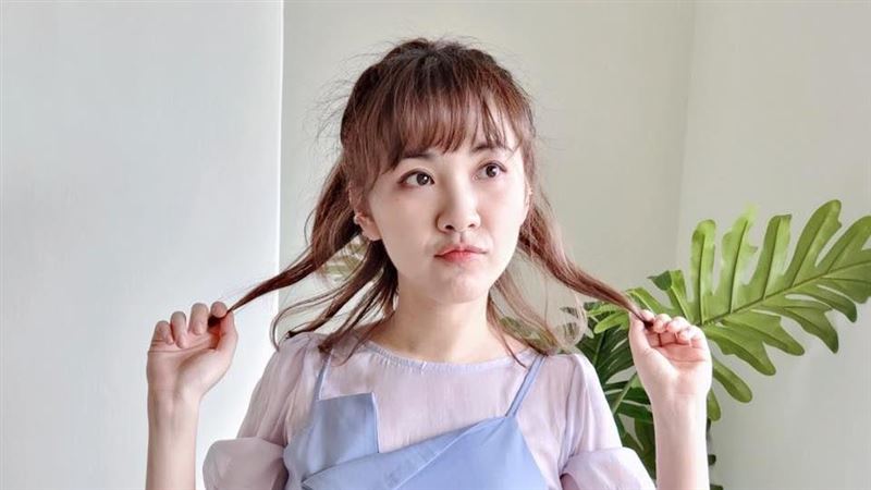 炮仔聲女神不藏了　抬高長腿激露腿根