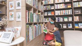 ▲趁著暑假，到書店挑選幾本好書，親子共讀最快樂。（圖／黃菁慧提供）