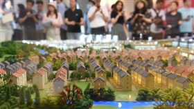 中共總書記習近平重申「共同富裕」，影響範圍及如何落實「第三次分配」，隨即成焦點。圖為中國民眾參觀浙江被列為共同富裕示範區的建設規劃。（圖／中新社）
