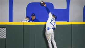 ▲賈西亞（Adolis Garcia）中外野美技沒收全壘打。（圖／路透社／達志影像）