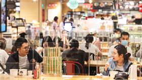 北市餐飲開放內用　民眾用餐保持距離台北市目前已有條件開放餐飲內用，不少人趁週末假期外出用餐，8日吃飯時間在百貨美食街可見人潮，民眾配合防疫，採梅花座用餐。中央社記者鄭清元攝　110年8月8日