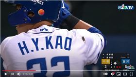 ▲高孝儀打擊時右肩膀停了一隻蟬。（圖／翻攝自CPBLTV）