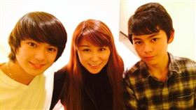 千葉真一的大女兒真瀬樹里與她同父異母的弟弟們合照。（圖／翻攝自真瀬樹里IG）