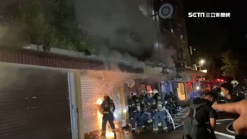 保護傘曾遭潑穢物　餐廳凌晨突起火