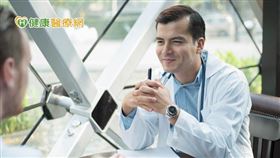 目前已有多樣的睪固酮補充藥物，除了針劑、塗抹凝膠，近來有方便、非侵入性的鼻內塗抹凝膠劑型，早晚各補充一次，因為是投藥在富含血管的鼻內黏膜，能快速吸收並且可避免肝臟代謝作用以及腸胃道的降解。