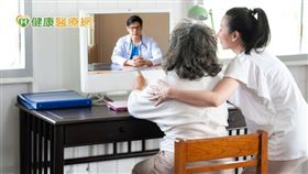 疫情生活下的數位醫療對策，許多醫院、診所陸續推出電話、視訊診療及遠端心理諮商。