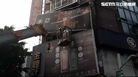 林森北大路招牌掉下來 