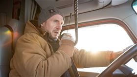 連恩尼遜《疾凍救援》親自飆車開上加拿大冰路。（圖／甲上娛樂提供）