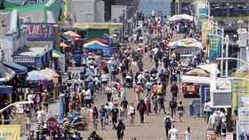 加州解封  觀光景點出現人潮美國加州6月15日解除防疫警戒，經濟全面重啟，觀光景點聖塔蒙尼加碼頭，出現國內旅遊的人潮。中央社記者林宏翰洛杉磯攝  110年6月16日