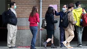 大學開學防疫  設置體溫量測站（2）因應武漢肺炎疫情，國立台灣大學在主要入口處設置體溫量測站，入校師生皆需接受體溫測量，校長管中閔（左1）2日也到校，希望確保防疫工作滴水不漏。中央社記者郭日曉攝　109年3月2日