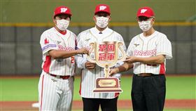  吉力吉撈．鞏冠穿上味全龍球衣。（圖／味全龍提供）