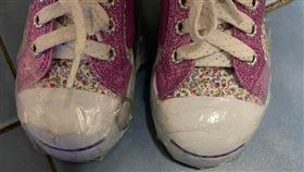 女兒怕新鞋髒…貼滿膠帶媽傻眼　引達人曝正確「防水」方法（圖／翻攝自爆怨2公社）