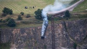 國外攝影師拍到火車掉懸崖驚險畫面。(圖／翻攝自villager jim臉書）