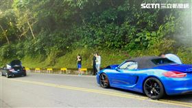 新北郭男駕駛藍色保時捷跑車追撞藍男駕駛的奧斯頓馬丁跑車。（圖／翻攝畫面）