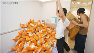 千包洋芋片塞滿房間　一打開被淹沒