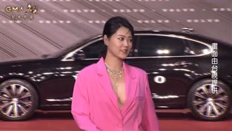 好身材不藏了！曹雅雯紅毯曬絕美胸型