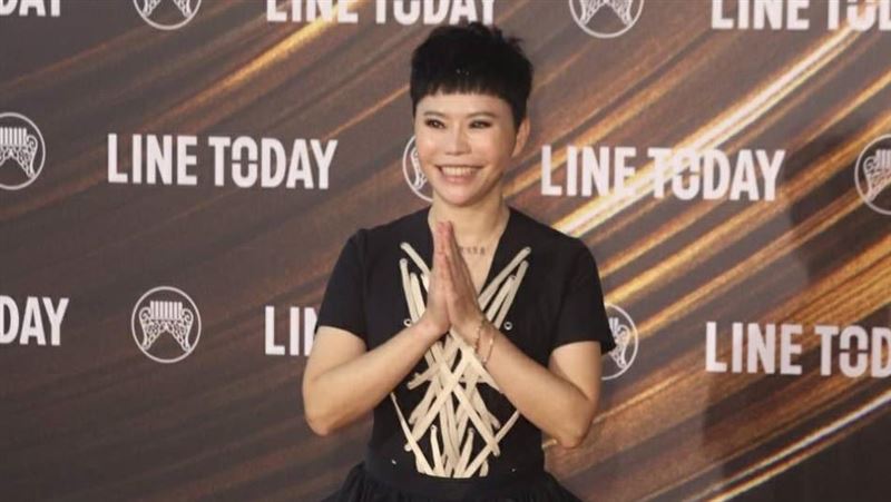 詹雅雯辣開深V露面　氣虛喊需要陽氣