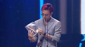 ØZI不慎將得獎卡片撕爛。（圖／翻攝自台視）