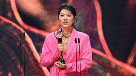 曹雅雯憑藉《自本》接連奪得「台語歌后」與「最佳台語專輯」。（圖／台視提供）