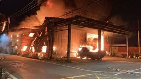 高雄大寮區一間家具倉庫發生火警。（圖／翻攝畫面）