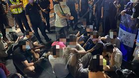 南鐵最後抗爭持續對峙 警方驅離管束21名學生鐵道局中工處20日強制執行台南鐵路地下化工程僅剩2戶拒遷半拆戶拆除作業，但抗爭學生堅守未離去，警方21日深夜當場驅離，且以束帶管束21名學生。（台南市警局提供）中央社記者張榮祥台南傳真 110年8月22日