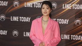 曹雅雯身穿粉紅中空深V事業線發威。（圖／記者邱榮吉攝影）