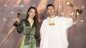 金曲32　杜振熙田馥甄稱王封后第32屆金曲獎頒獎典禮圓滿落幕，本屆華語歌后由田馥甄（左）拿下、華語歌王則由嘻哈歌手「蛋堡」杜振熙（右）奪得。中央社記者張新偉攝  110年8月22日