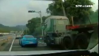 拖板車為避撞保時捷　寧願自撞護欄