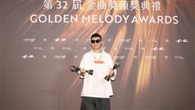 金曲32 杜振熙奪華語歌王　獎座獻台灣嘻哈第32屆金曲獎華語歌王由「蛋堡」杜振熙拿下，杜振熙選擇將獎座獻給台灣嘻哈，同時最佳華語專輯獎也由他的「家常音樂」獲得。中央社記者張新偉攝  110年8月22日