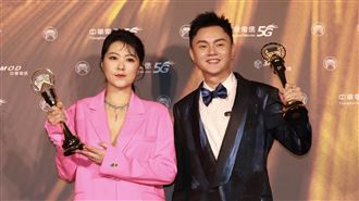 曹雅雯認了！金曲後台緊牽許富凱的手