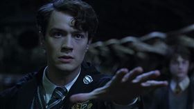 《哈利波特-消失的密室》中飾演16歲「佛地魔」湯姆瑞斗（Tom Riddle）英國男星克里斯丁庫爾森（Christian Coulson）/IMDB