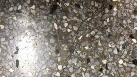 爆系知識家／老舊建築地板是什麼？網一看共鳴狂出：東西掉了絕對找不到。（圖／翻攝自爆系知識家）