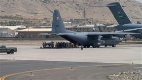 喀布爾機場內外情況混亂。（圖／路透社／達志影像）