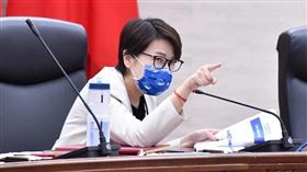 台北市副市長黃珊珊今（22）天表示，台北市規劃編列111年度預算約28億，購買國際認證的第三劑（圖／翻攝自黃珊珊臉書）