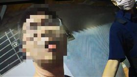 軍官酒後鬧事遭送辦  陸軍：嚴懲媒體22日報導，陸軍副司令賀政中將的兒子、564旅賀姓上尉因酒後鬧事飆罵警方遭移送法辦，全案由檢警偵辦中。陸軍回應，將依「刑懲併行」原則檢討嚴懲，也會以此為案例，加強官兵軍法紀教育。（高市鳳山警分局提供）中央社記者洪學廣傳真  110年8月22日