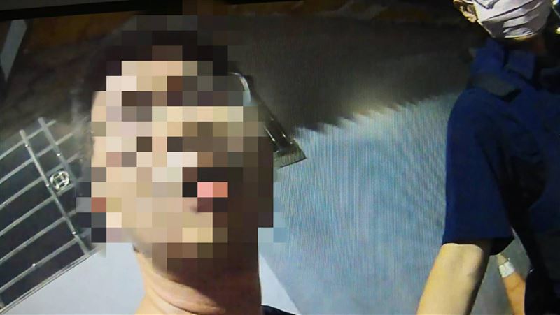 陸軍副司令兒爛醉譙警　壓制畫面曝光