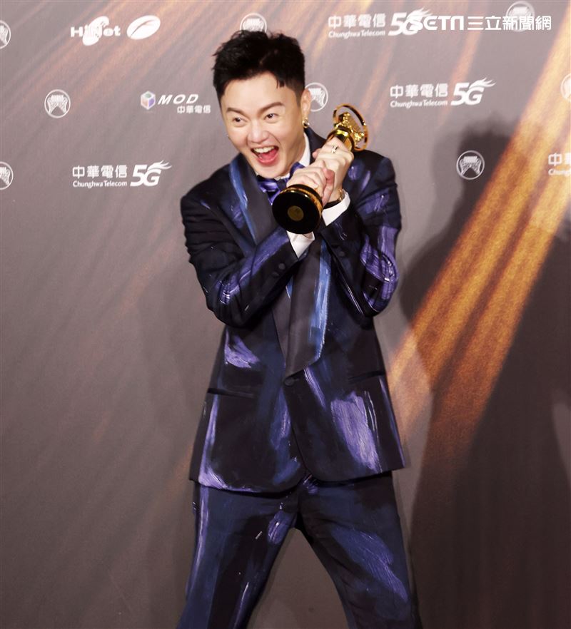 許富凱獲得金曲32最佳台語男歌手獎。（記者/邱榮吉/攝影）